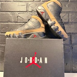 Jordan Men's Black and Tan Sneakers - BRAND NEW!